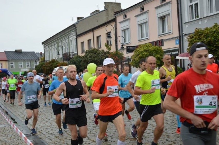 Ponad 200 biegaczy na I Skierniewickiej Dziesiątce Edmunda Jaworskiego [ZDJĘCIA]