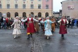 Zabrze: Maturzyści odtańczyli poloneza na placu Warszawskim. ZDJĘCIA