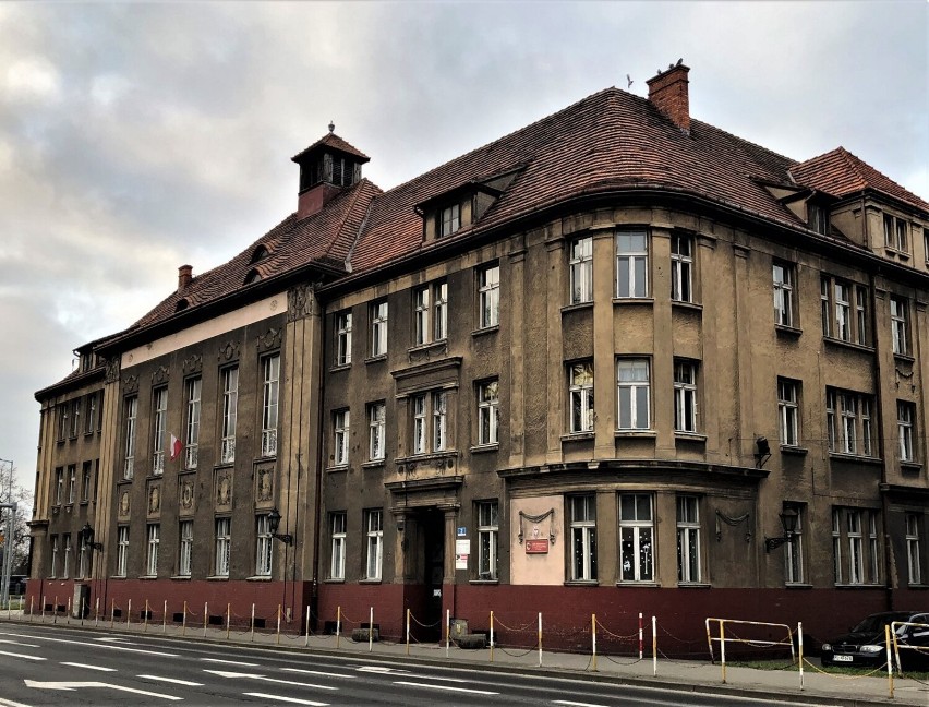 Remont szkoły i rynku w Lesznie. Skąd miasto weźmie pieniądze na remonty?