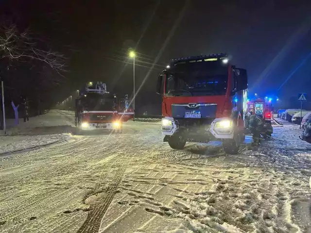 Nocna akcja strażaków w bloku przy. ul. Armii Krajowej w Obornikach