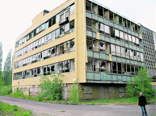 Dawny budynek BHP straszył powybijanymi szybami...