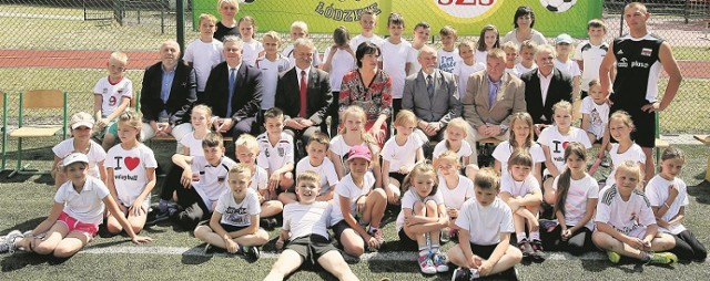 Szymon Szcześniak, Filip Figiel, Igor Otto, Oliwier Szkudlarek, Artur Kudliński, Julia Petera, Oliwia Gańczarczyk, Matylda Żabolicka, Julia Ber, Wiktoria Ignatowicz.
Hubert Bazan, Bartosz Słowikowski, Damian Gielec, Jakub Niedźwiecki, Oliwia Burdelak, Nikola Ladrowska, Oliwia Cienkowska, Oliwia Banasiak, Julia Kunc, Seweryn Wojtaszczyk, Krystian Janiak.
Kamil Magdziński, Maurycy Lotka, Michał Wesołowski, Patryk Misztal, Jan Sobczak, Natalia Kiejnich, Amelia Janiak, Ewa Kolasa, Wiktoria Sobolewska, Hania Baranowska.
Kacper Lebioda, Ignacy Rędzikowski, Oliwier Rygielski, Maksymilian Świercz, Kacper Kochanek, Ania Kowalska, Julia Milopulos, Kamila Tracz, Wiktoria Łuczak, Aniela Borsiak.
Opiekunowie: Magdalena Grocholińska, Małgorzata Rusek, Artur Ogiński. 

Do zdjęcia z dziećmi pozowali: burmistrz Łowicza Krzysztof Jan Kaliński, zastępca burmistrza Łowicza Bogusław Bończak, zastępca dyrektora Departamentu Kultury Fizycznej, Sportu i Turystyki Urzędu Marszałkowskiego Hieronim Hubar, inspektor z Wydziału Kultury Fizycznej i Sportu Urzędu Marszałkowskiego Bogdan Krawczyk, dyrektor OSiR Zbigniew Kuczyński
Dyrektor biura Łódzkiego Szkolnego Związku Sportowego Mariusz Kuświk, dyrektor szkoły w Łowiczu Wioletta Puszcz,