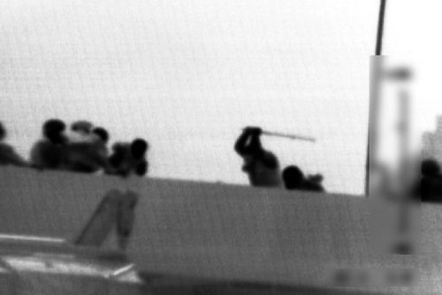 Zdjęcie z ataku izraelskich komandosów na Flotyllę Wolności (http://www.flickr.com/photos/36313307@N06/4921965016/in/photostream/)