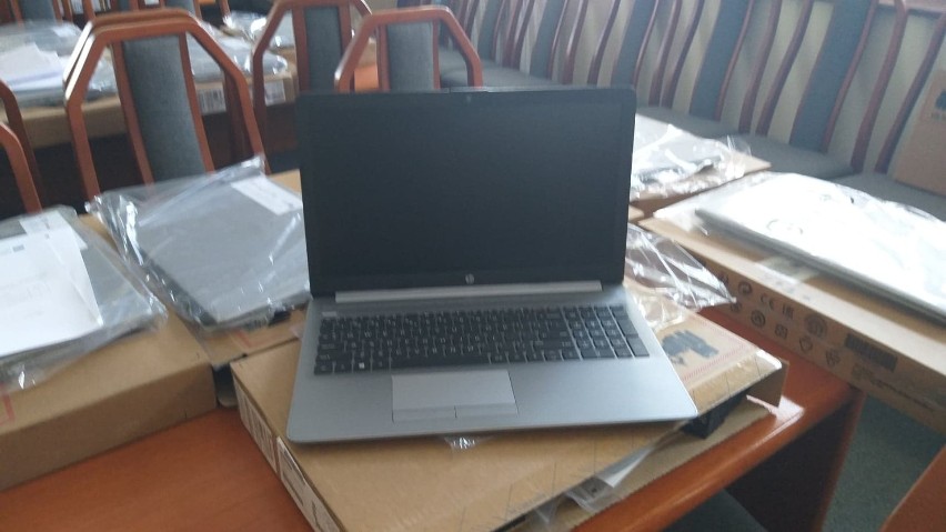 Koronawirus. Laptopy dla uczniów z gminy Zduńska Wola 