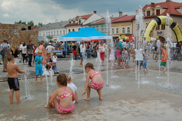 -&nbsp;Zakaz kąpieli w fontannie w Olkuszu jest bezsensowny - uważają mieszkańcy