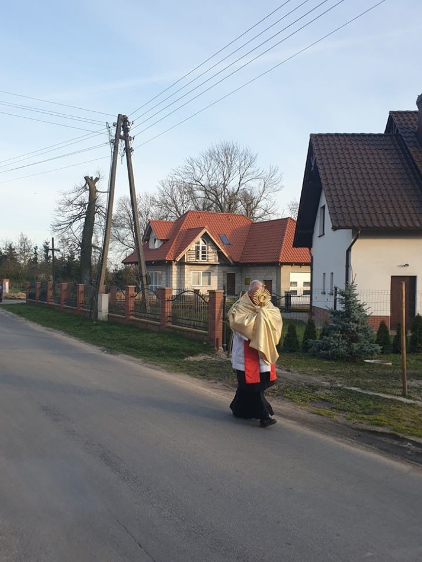 Proboszcz parafii w Wenecji koło Żnina idzie z monstrancją przez wieś. "Błogosławi domy w walce z koronawirusem" [zdjęcia z 18.03.2020]