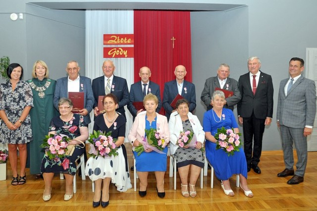 Uroczystość zakończyła symboliczna lampka szampana i życzenia, które wraz z kwiatami Jubilaci otrzymali od władz samorządowych miasta i gminy oraz rodzin.