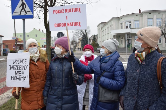 Protest w obronie drzew na ulicy 700-lecia w Żninie. Równolegle urzędnicy i policjanci przeprowadzili tu wizję terenową, szukając jak najlepszych rozwiązań dla wszystkich - mieszkańców, w tym kierowców, i inwestora, czyli Gminy Żnin. Efekty ich prac mamy poznać niebawem.