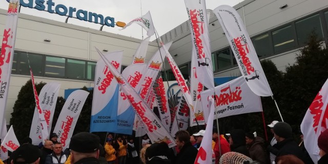 Na 4 listopada zapowiadana jest wielka manifestacja pracowników handlu i związkowców Solidarności z tej sekcji. Jak tłumaczą związkowcy, ma to być protest przeciwko złym warunkom pracy w sklepach. Do Warszawy mają się wybrać pracownicy tej branży z Łodzi i województwa. 

Związkowcy apelują o udział w akcji jak największej grupy pracowników. Podkreślają, że nikt nie rozwiąże ich problemów za nich, a manifestacja - by odniosła skutek - musi być liczna i głośna.

Czytaj dalej




...