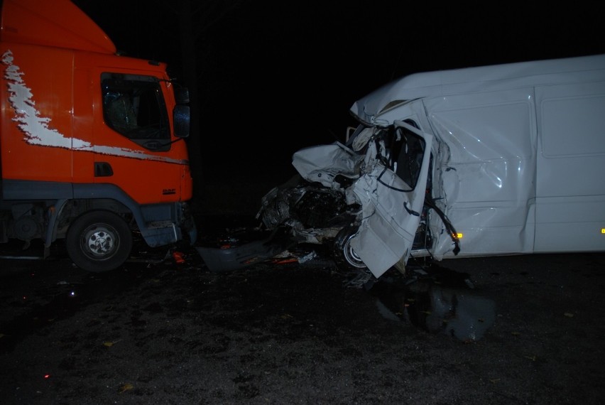 Stołpie: Czołowe zderzenie busa i ciężarówki. Jedna ofiara śmiertelna (ZDJĘCIA)