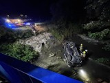 Groźny wypadek w Szczyrku. Samochód dachował i wpadł do rzeki. Zobacz ZDJĘCIA
