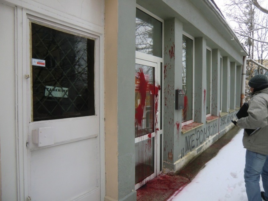 Gdynia: Wandale zniszczyli elewację budynku, w którym mieści się biuro Joanny Senyszyn [ZDJĘCIA]