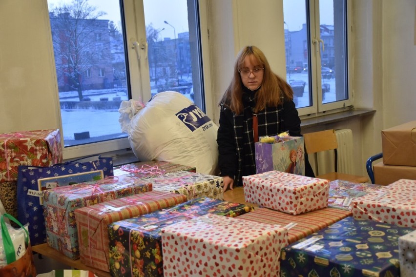 Szlachetna Paczka w Kaliszu. WP-A UAM dostarczyło do magazynu dwa zapakowane po brzegi busy. ZDJĘCIA