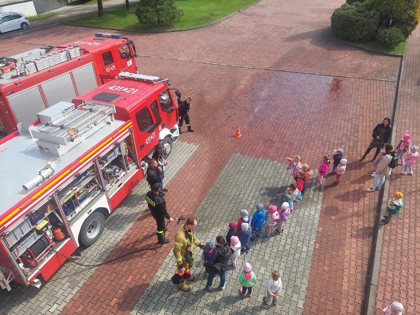 Strażaków odwiedziła grupa dzieciaków z Niepublicznego...