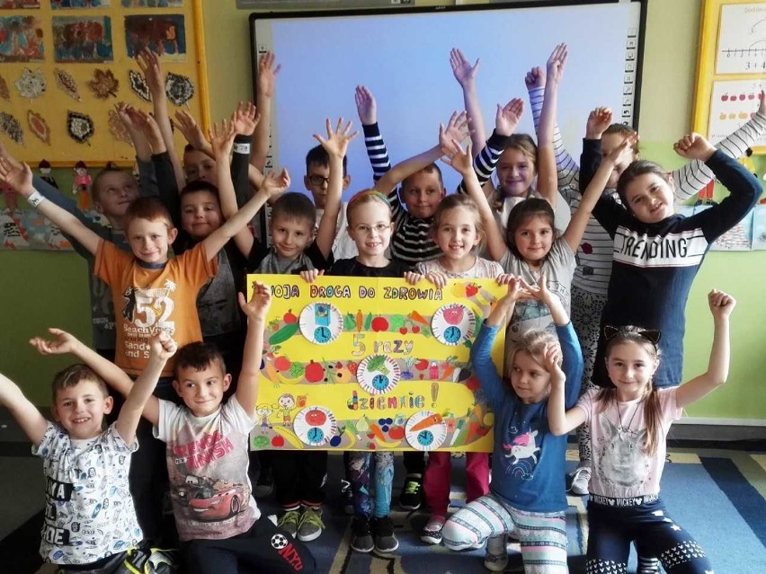 Uczniowie z Lutomi znają się na zdrowiu! Zrobili plakat i wygrali nagrody (ZDJĘCIA)