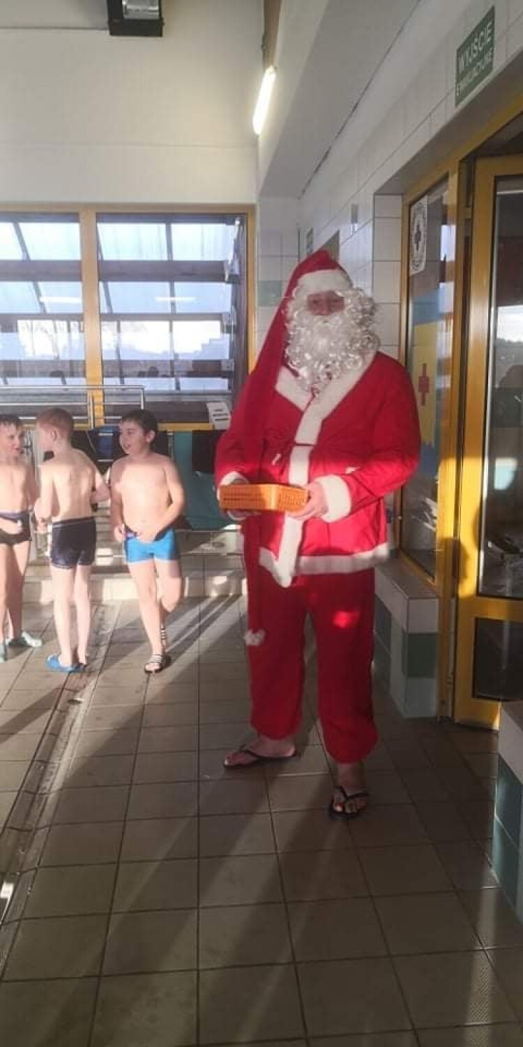 Szamotuły. Święty Mikołaj zawitał na pływalnię i... poprowadził z dziećmi rozgrzewkę!