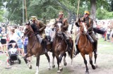 Drzonów. Podczas wielkiego święta w Lubuskim Muzeum Wojskowym nie zabrakło ułanów! Wojacy na koniach robią wrażenie [ZDJĘCIA]