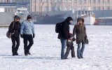 Zatoka Gdańska: Lód jest kruchy. Policja ostrzega: Spacery po Bałtyku są groźne