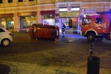 Kraksa na Krakowskiej. Auto przewróciło się po zderzeniu z latarnią