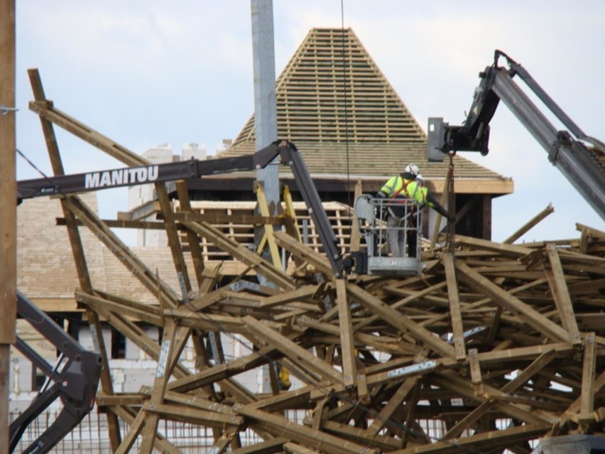 Energylandia. Straty po wichurze na budowie największego na świecie drewnianego rollercoastera ZDJĘCIA