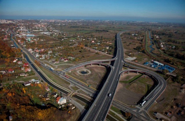 Trasa S7 zapewni przejazd wzdłuż kraju od Tatr do Bałtyku. Trwają prace związane z dokończeniem brakujących odcinków drogi, m.in. w Małopolsce i rejonie Krakowa