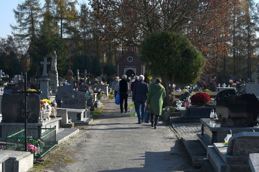 We wtorek, 1 listopada tłumnie odwiedzimy cmentarze, by...