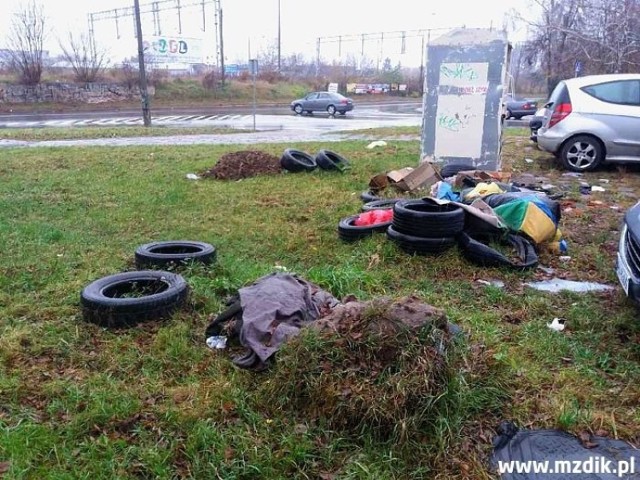 Opony i śmieci wyrzucone u zbiegu ulic Czarnej i Polskiego Czerwonego Krzyża.