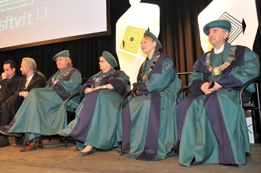 Rektor Mariusz Grzegorzek powitał nowych studentów.