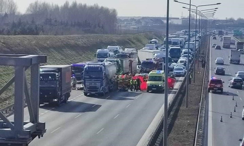 Śmiertelny wypadek na S8 w kierunku Warszawy. Zderzenie ciężarówek i busa