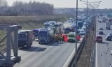Śmiertelny wypadek na S8 w kierunku Warszawy. Zderzenie ciężarówek i busa