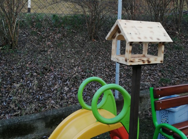 Jastrzębie-Zdrój: karmniki dla ptaków pojawiły się przy kilkunastu przedszkolach