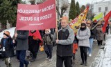 Orszak Trzech Króli w Kłecku. Monarchowie nawiązywali do historycznych władców. WIDEO