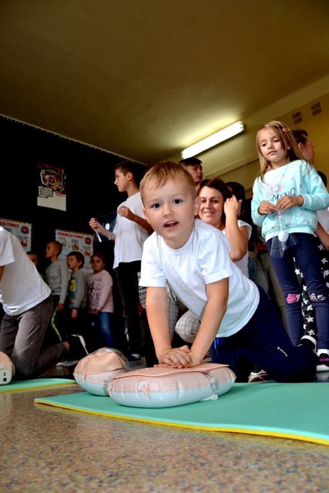 Uczniowie z Modrzewia bili rekord w prowadzeniu resuscytacji krążeniowo – oddechowej