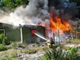 Pożar w powiecie chełmskim. Osiem zastępów straży pożarnej walczyło z ogniem. Zapalił się dom i budynki gospodarcze