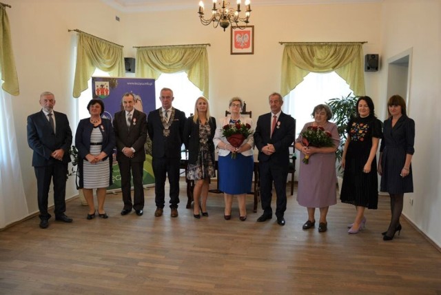 Wójt gminy Łęczyca Jacek Rogoziński wręczył trzem parom medale za Długoletnie Pożycie Małżeńskie
