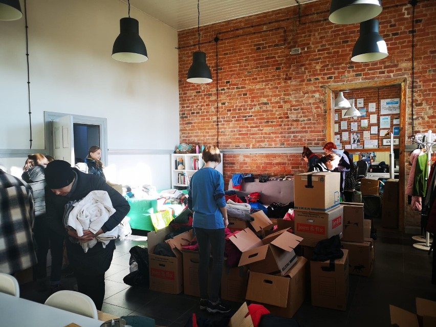 W Darłowskim Centrum Wolontariatu trwa zbiórka darów dla obywateli Ukrainy. Potrzebna żywność i artykuły dla dzieci
