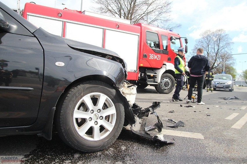 Wypadek we Włocławku. Zderzenie mazdy z wozem Straży Pożarnej [wideo, zdjęcia]