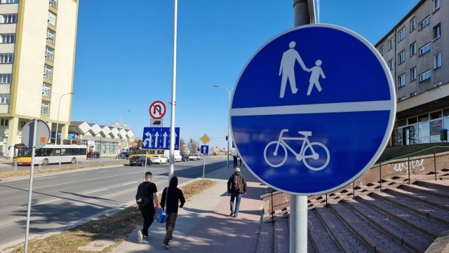 Kierowców i pieszych czekają duże utrudnienia w ruchu na ulicy Sandomierskiej w Kielcach w związku z rozpoczęciem budowy drogi dla rowerów.