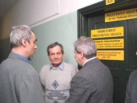 Ryszard Raczek (z w środku) prowadzi prywatną wojnę z Tadeuszem Wroną. Jakub Morkowski