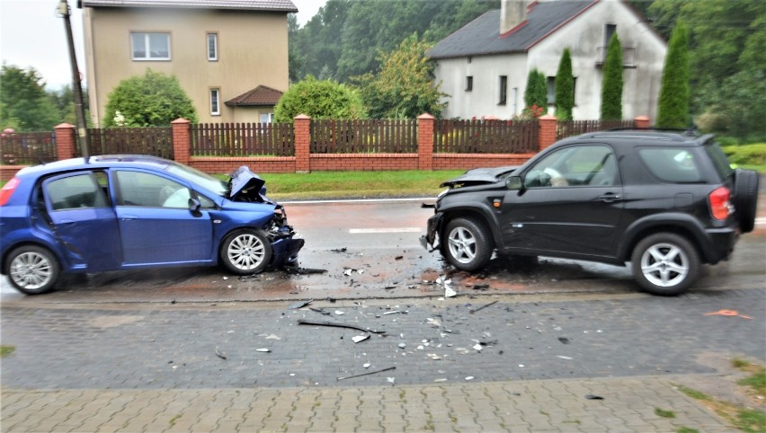 Gmina Wolbrom. Policja wyjaśnia, dlaczego we wtorek zderzyły się dwie osobówki 