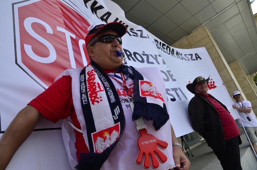 Poznań - Protest Solidarności pod Urzędem Wojewódzkim [ZDJĘCIA, WIDEO]