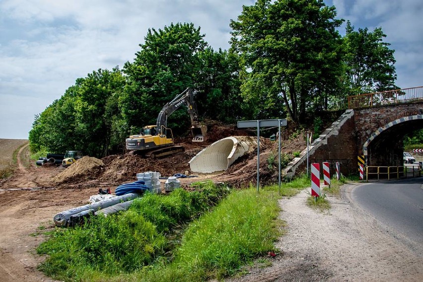 Szczawno-Zdrój: Duże zmiany na budowie tunelu dla pieszych przy ulicy Kolejowej (ZDJĘCIA)