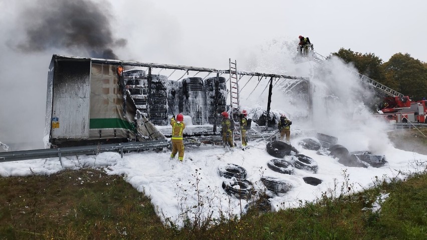 Pożar TIRa z oponami na drodze krajowej nr 10