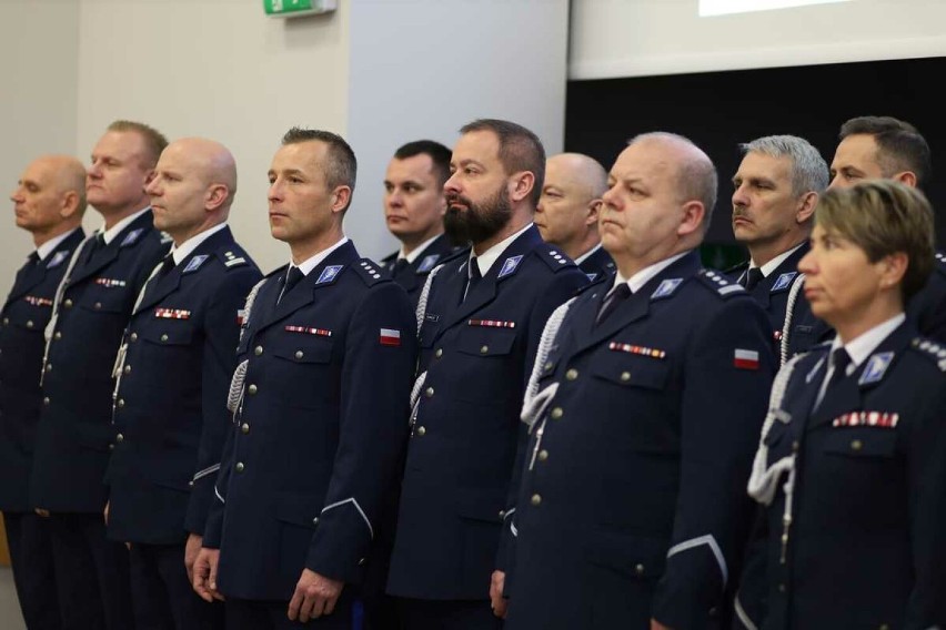 Komenda Policji w Koninie bogatsza o nowych funkcjonariuszy. Teraz czeka ich szkolenie 