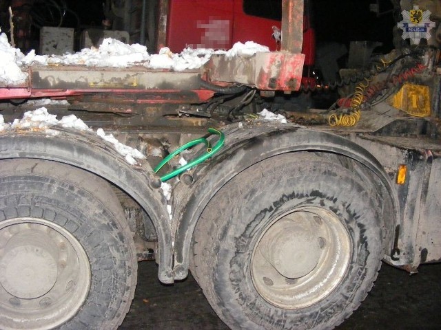 Na gorącym uczynki funkcjonariusze z Kartuz zatrzymali 31-letniego mężczyznę, który kradł paliwo z zaparkowanych na jednym z miejscowych parkingów ciężarówek. Mężczyzna posiadał przy sobie plastikowy baniak oraz wąż przy pomocy, którego spuszczał paliwo z baku. Praca śledczych pracujących nad tą sprawą wykazała, że nie była to pierwsza jego kradzież w tym miejscu. Wcześniej ukradł  z baków ciężarówek 150 litrów paliwa. Teraz grozi mu 5 lat za kratkami.