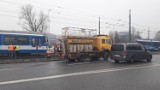 Kraków. Wykolejenie tramwaju przy moście Kotlarskim w kierunku ronda Grzegórzeckiego. Ruch został wznowiony [ZDJĘCIA]