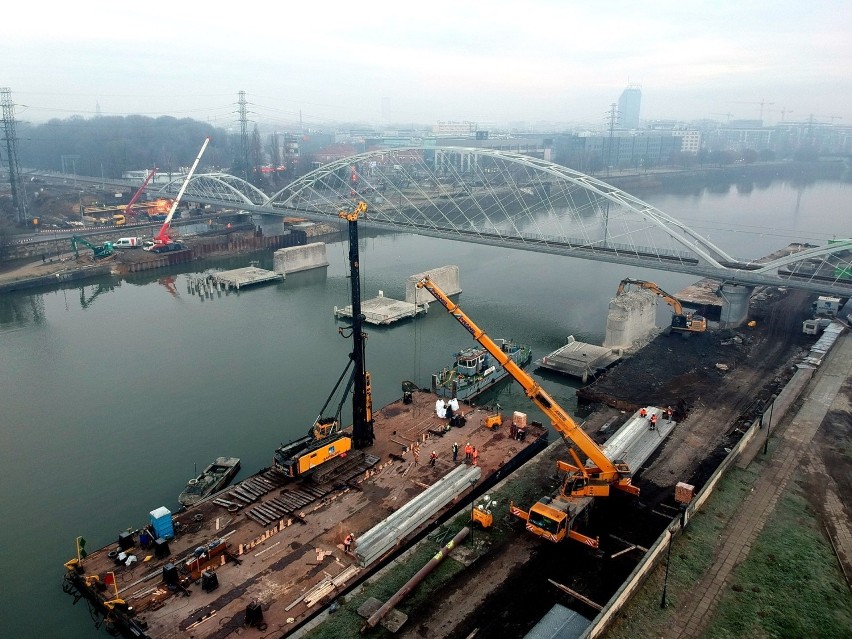 Kraków. Kosztowna budowa mostu pieszo-rowerowego nad Wisłą. Trzeba zapłacić za dodatkowe prace