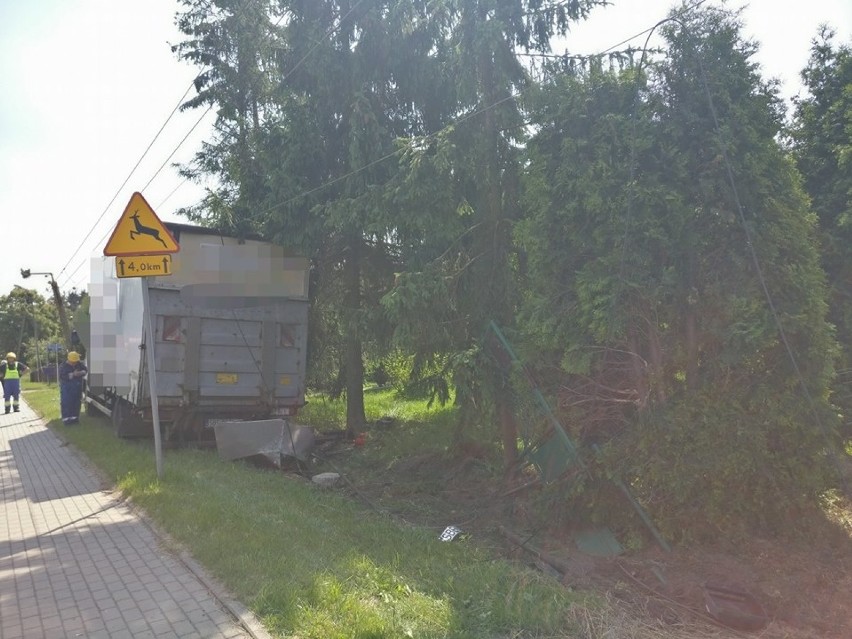 Na ulicy Gliwickiej ciężarówka staranowała ogrodzenie i słup...