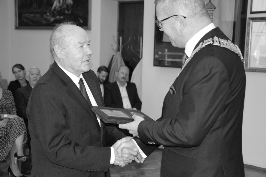 Stanisław Musiał odbiera "Honorowy Medal Burmistrza Żnina"...