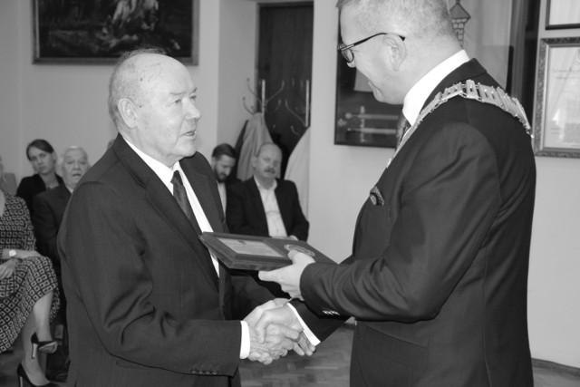Stanisław Musiał odbiera "Honorowy Medal Burmistrza Żnina" za działalność na rzecz lokalnej społeczności. Rok 2019